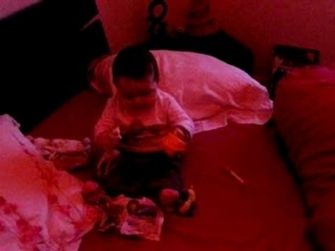 Je me tiens assise comme une grande