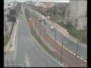 İstanbul'da virajda tramvay sollama girişimi