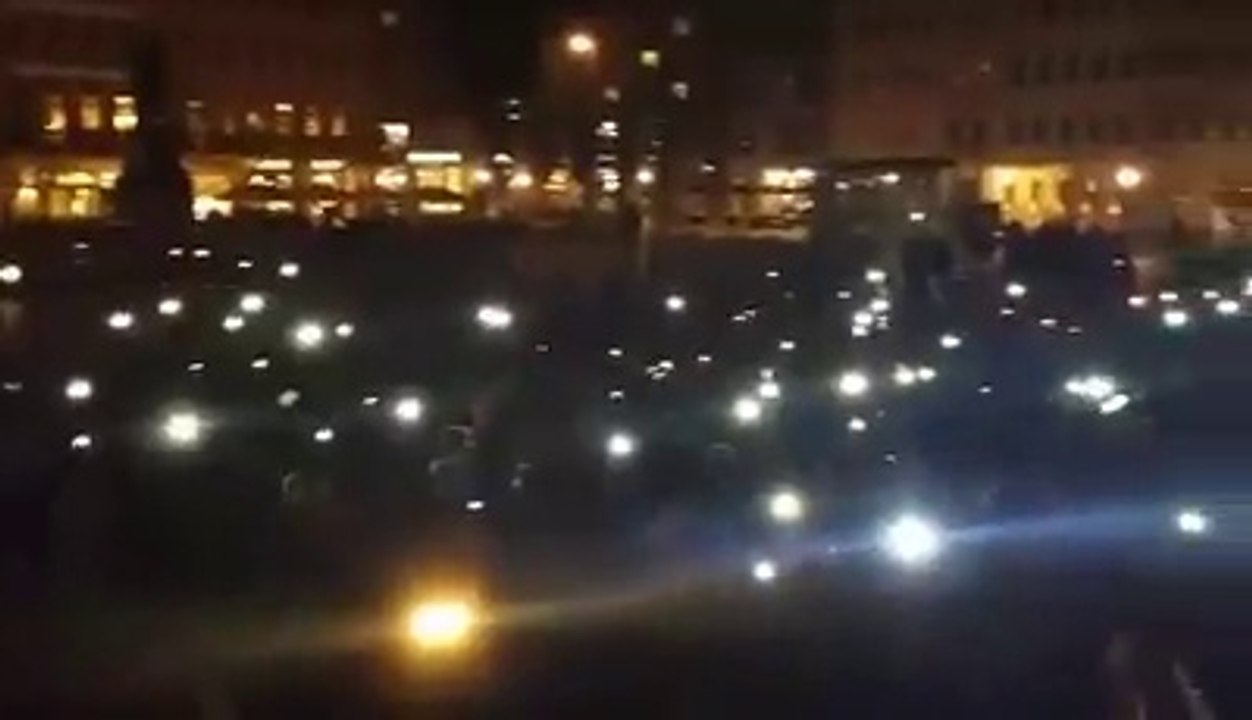 Pegida - kerzen vor der frauenkirche