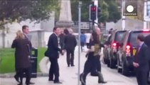 Un hombre se abalanza sobre Cameron en una calle de Leeds