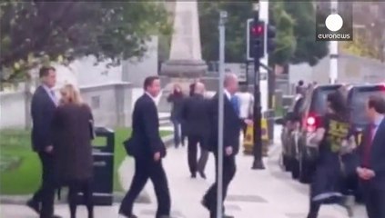 Solo spavento per David Cameron. Urtato in strada, si temeva un attentato.