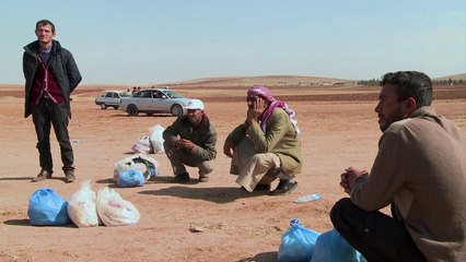 Refugiados sirios dan comida para Kobane