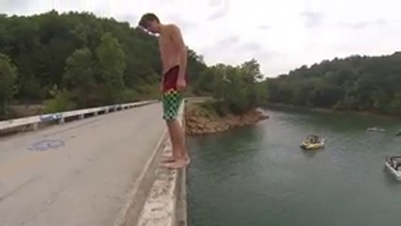 Il fait un enorme plat après un magnifique saut