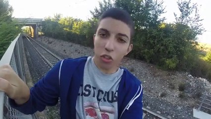 Régis s'allonge sur les rails et passe sous un train