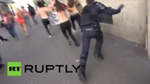 Un policier français mange un mur en essayant d'attraper une Femen
