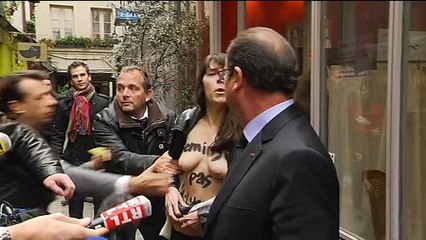 François Hollande interpellé par deux Femen