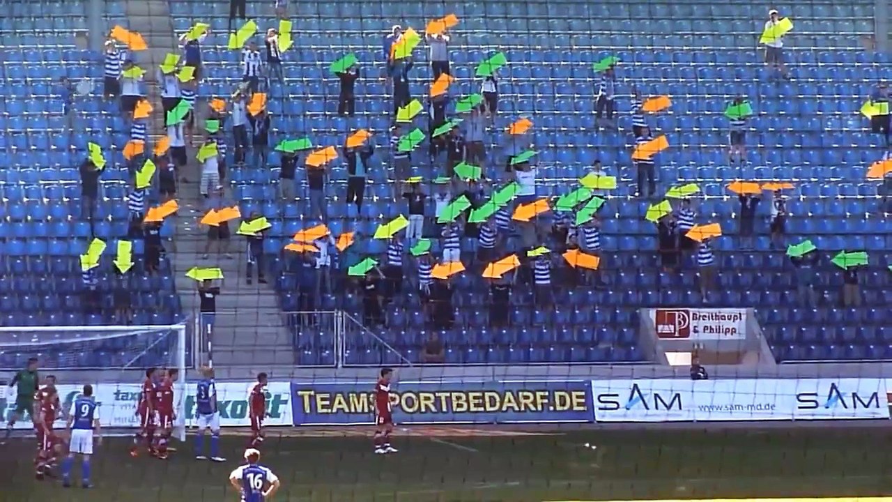 Les supporters du FC Magdebourg montrent le chemin du but