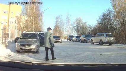 Regardez ce que cet automobilist fait à ce vieil homme