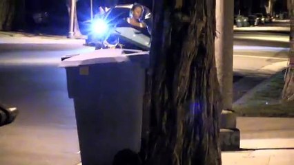 Caméra caché d'un petit garçon avec un couteau dans les rues