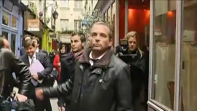 François Hollande chahuté par deux Femen