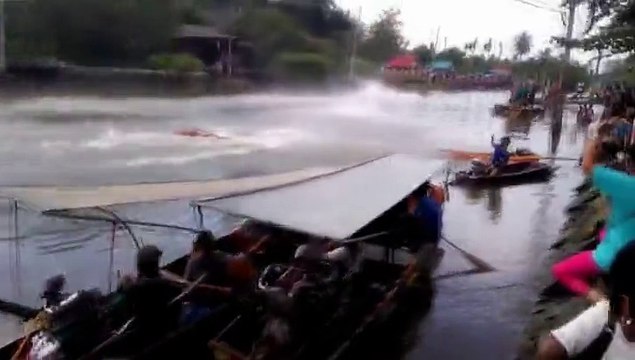 Une course de speed boat tourne mal