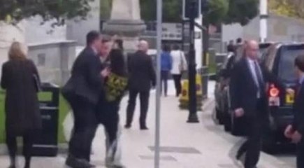 İngiltere Başbakanı Cameron'a saldırı kamerada