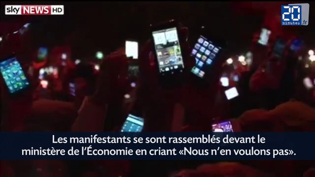 Des manifestants illuminent les rues de Hongrie