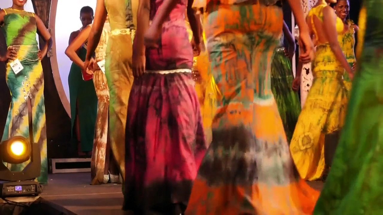 Miss Uganda muss Kühe melken