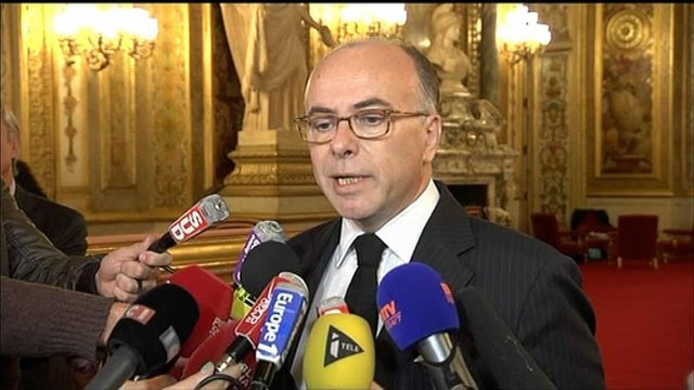 Cazeneuve suspend l'utilisation des grenades offensives