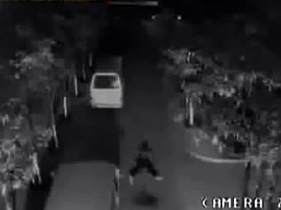 yolda yürüyen adama iki defa yıldırım çarptı