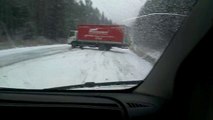 Un camion sur la glace incapable de s'arrêter