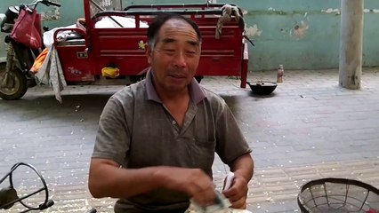Ce Chinois fait du Popcorn à l'ancienne !