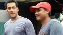 Salman Khan getting Too Friendly With Fans