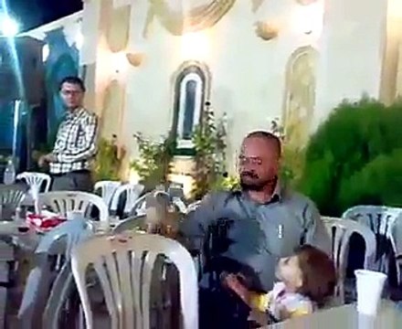 Un enfant tire avec un pistolet sur son père par accident