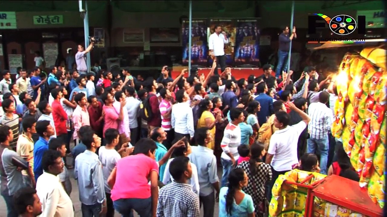 "Loving The Audience Reaction" - Shahrukh Khan