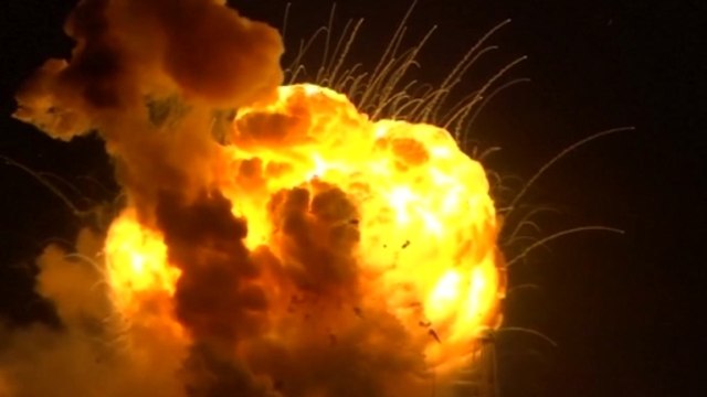 Journalist captures moment of Antares rocket explosion