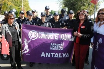 Emniyet Amirinden 'Korkak' Diyen Kadına Tokat Gibi Cevap!