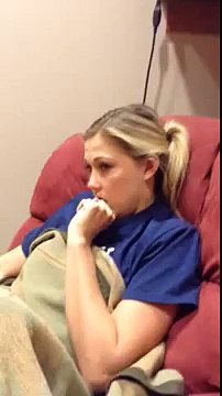 Une fille désespérée de ne pas être Nicki Minaj. Encore droguée par l'anesthésie de son opération des dents de sagesse!