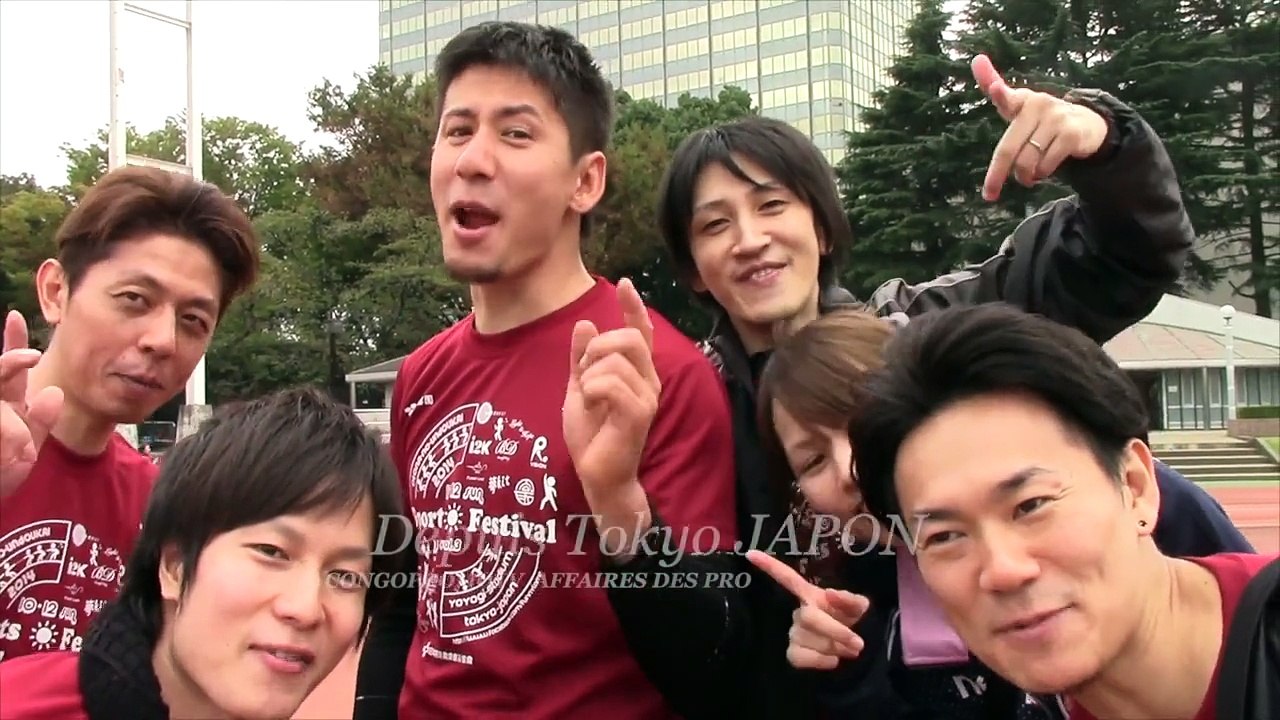 Dépôt de fleur par Koffi et départ pour l'enterrement