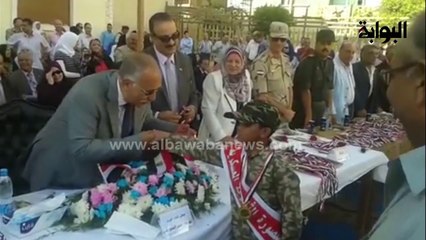 محافظ الدقهلية يُقبل يد طفل بمدرسة المنصورة الثانوية العسكرية