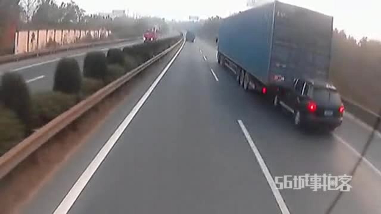 Porshe Cayenne encastré dans un camion qui roule