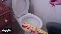 Un mec fait un sale coup à sa copine aux toilettes
