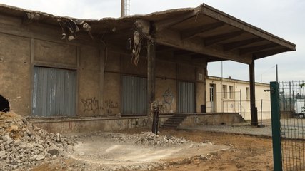 Le croque béton dévore la halle marchandises de la gare de Redon