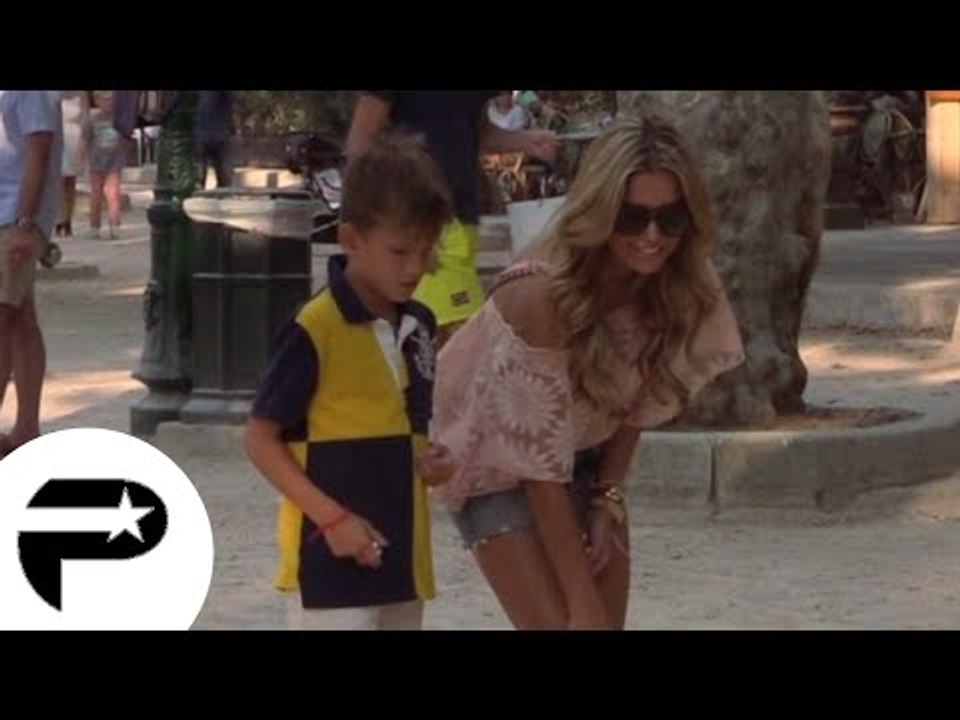 Sylvie Van Der Vaart Maman sexy à Saint-Tropez.