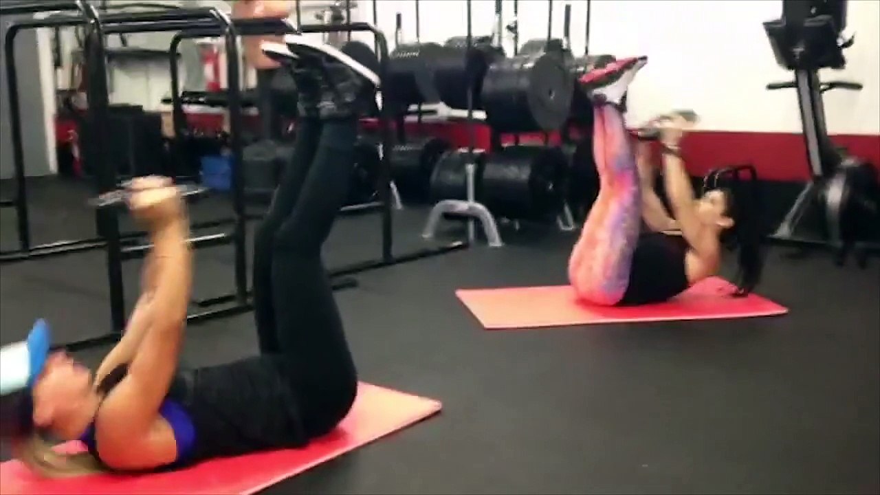 Bailarina Carol Soares pega pesado em treino com Bella Falconi nos EUA