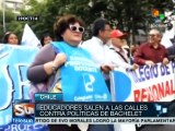 Maestros chilenos rechazan políticas de Bachelet en sector educativo
