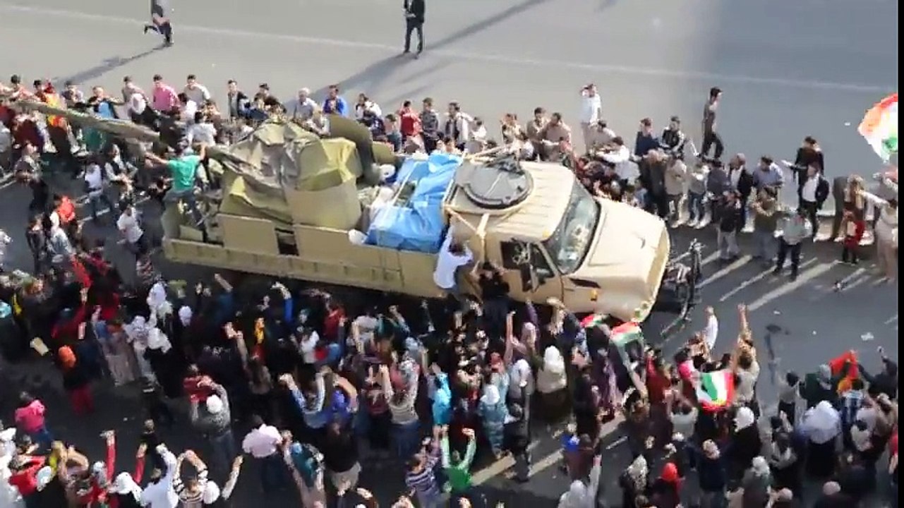 Pêşmerge ji Qoserê derbas dibin û gelê kurd ew pir bi coş pêşwazî û oxir dike bo Kobanî  29ê 10a 2014an