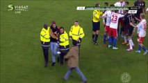 Un supporter frappe Franck Ribéry avec son écharpe... et lui fait des doigts d'honneur