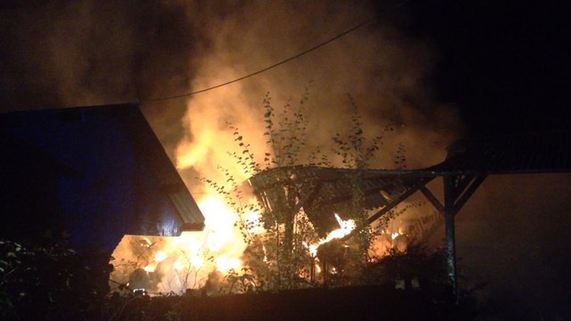 Cent tonnes de fourrage en feu