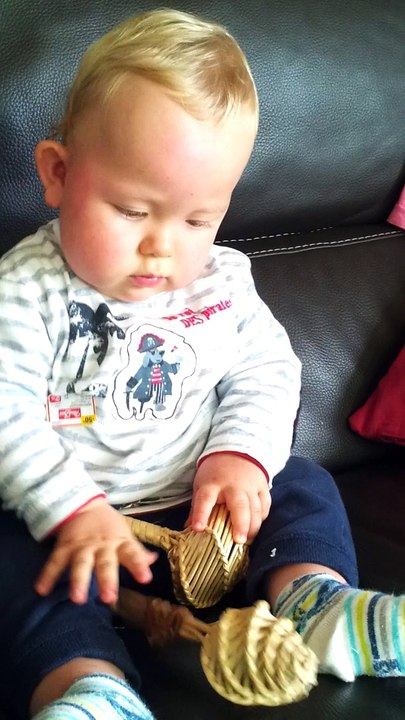 20141004_JULES_joue_des_hochets