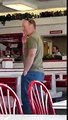 Un homme devient fou dans un restaurant In-N-Out Burger!