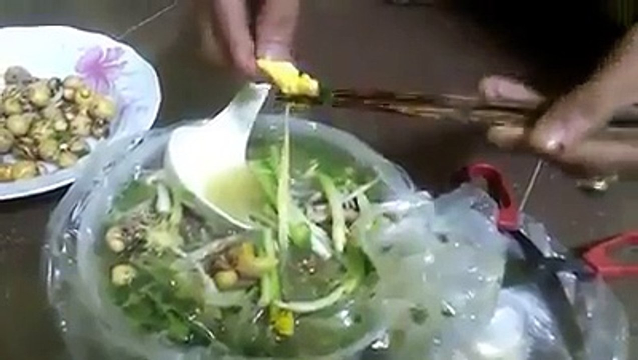ស៊ុត​មាន់​ធ្វើ​ពី​កៅស៊ូ