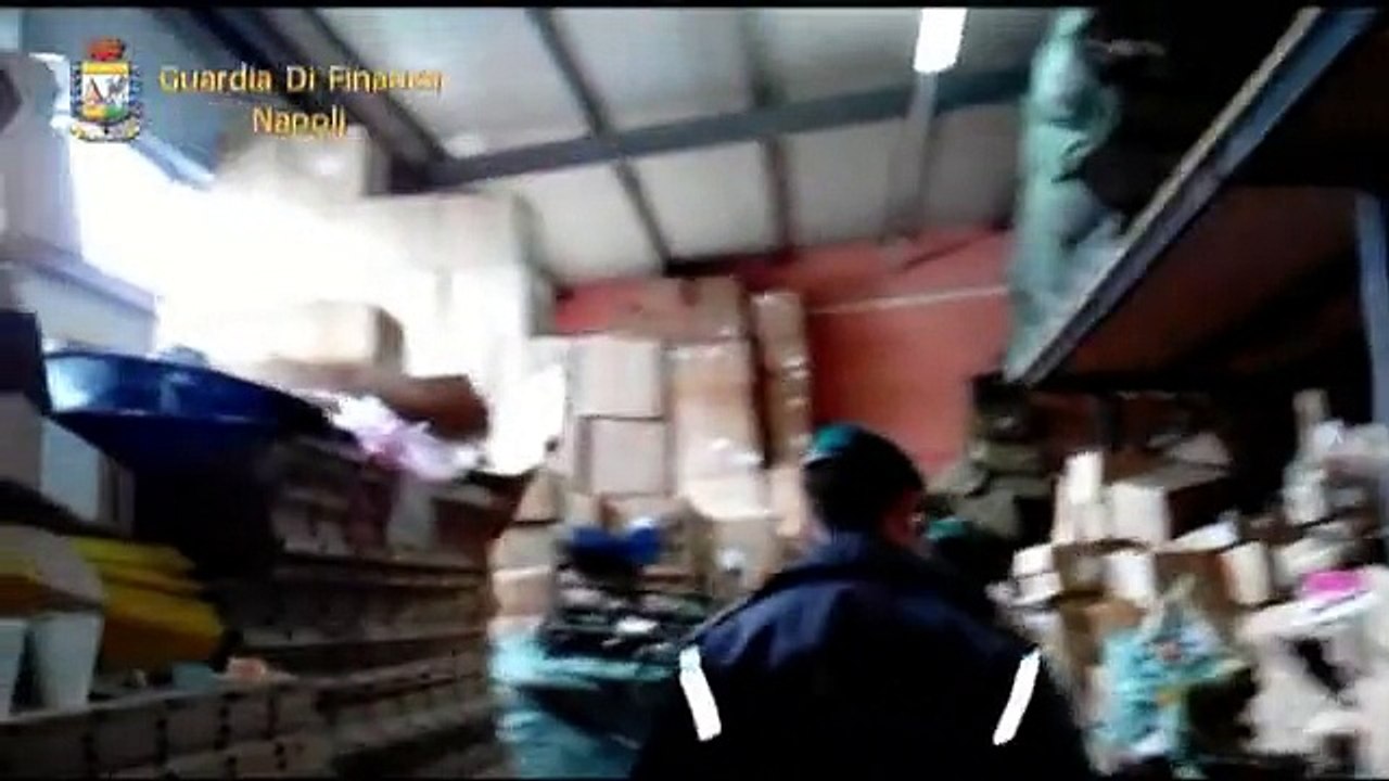 Napoli - GdF sequestra 740mila articoli cinesi contraffatti (29.10.14)