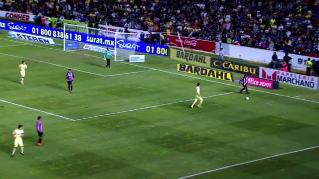 Ronaldinho met un coup de pied au visage d'un adversaire!