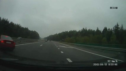 Download Video: Enorme accident de voiture sur l'autoroute!