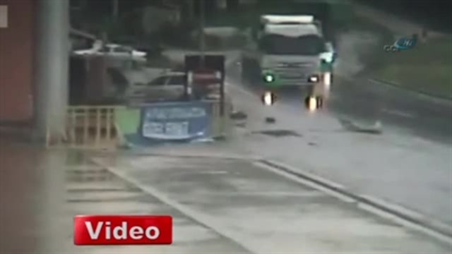 Zonguldak'ta Otomobil Otobüs Durağına Daldı: 2 Yaralı