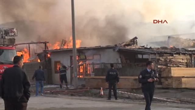 Erzincan'da İki Kereste Atölyesi Alev Alev Yandı