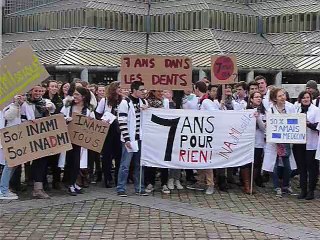 Plus de 200 étudiants en médecine ont crié leur colère devant le CHU de Liège
