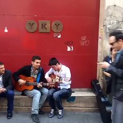 Yolda yürürken mesajlaşmak