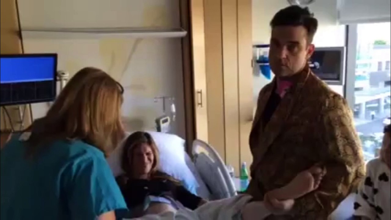 La femme de Robbie Williams le fait taire à son accouchement